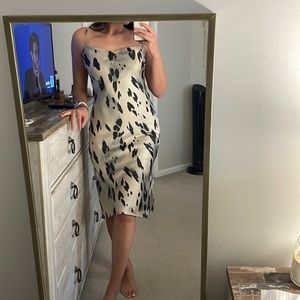 Express patterned midi dress!
